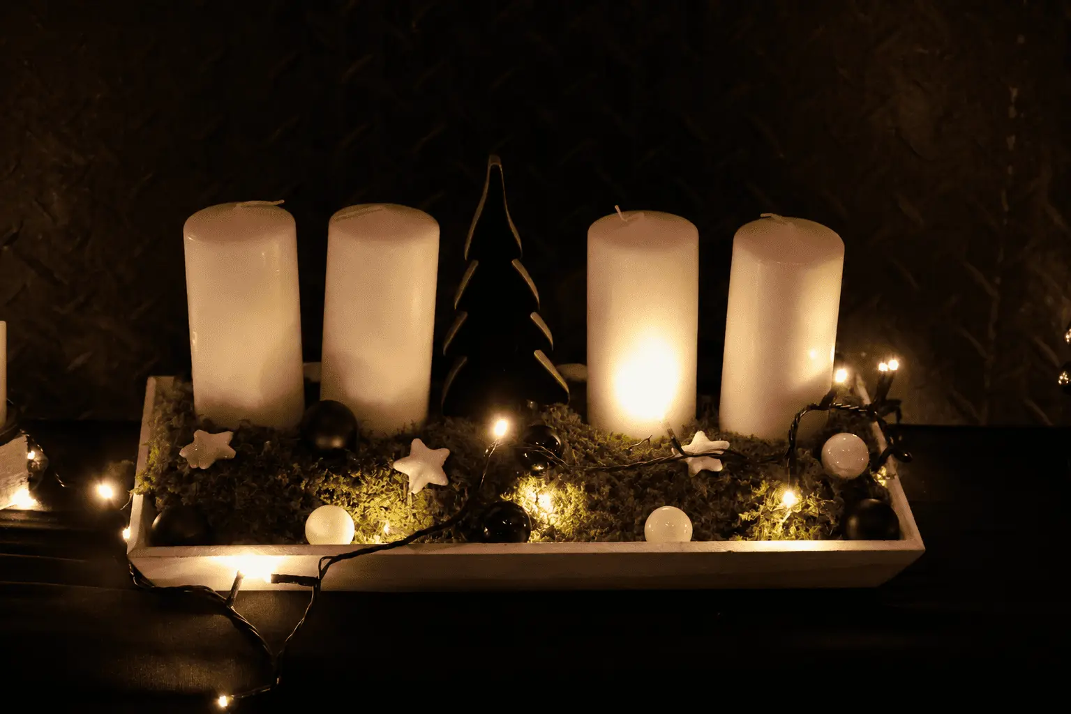 Adventskranz und weihnachtliche Dekoration