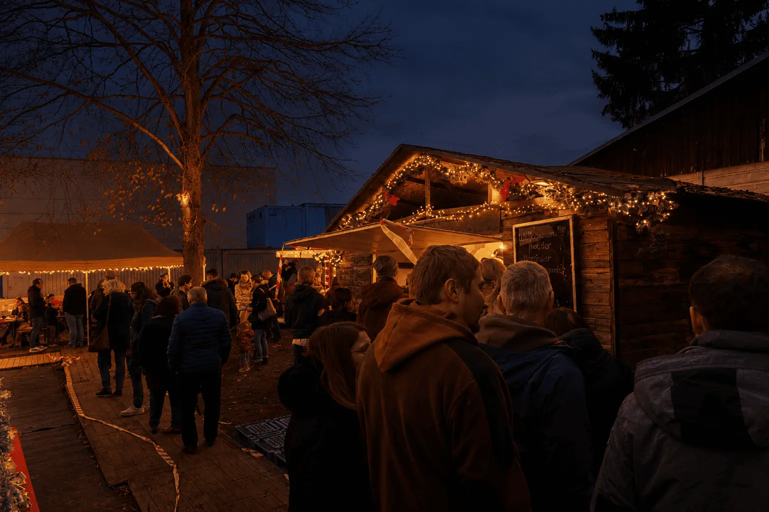 Weihnachtlich beleuchtete Stände beim Christmas Feeling